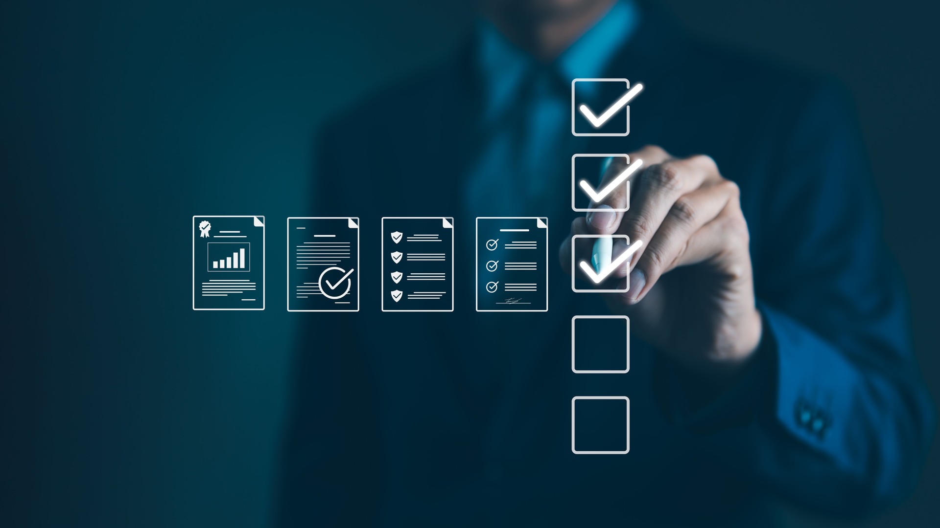 Aseguramiento de la calidad y control de documentos con iconos de listas de verificación. El empresario marca los elementos en la lista de verificación digital, que representa los procesos de garantía de calidad y control de documentos, verificación y 