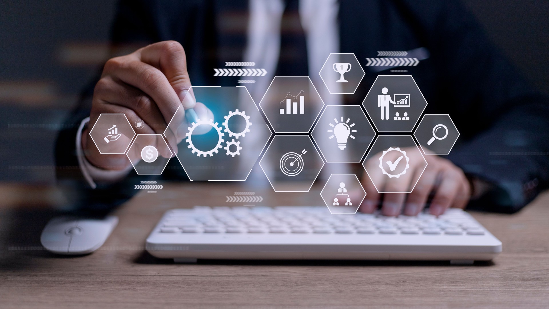 Concepto de gestión de procesos de negocio. El hombre de negocios toca la innovación virtual La gestión de operaciones engranajes iconos, Alto control de calidad, Resolución de problemas, flujo de trabajo, monitoreo e innovación.